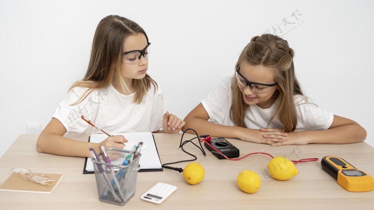 知识两个女孩在做科学实验安全安全眼镜学习