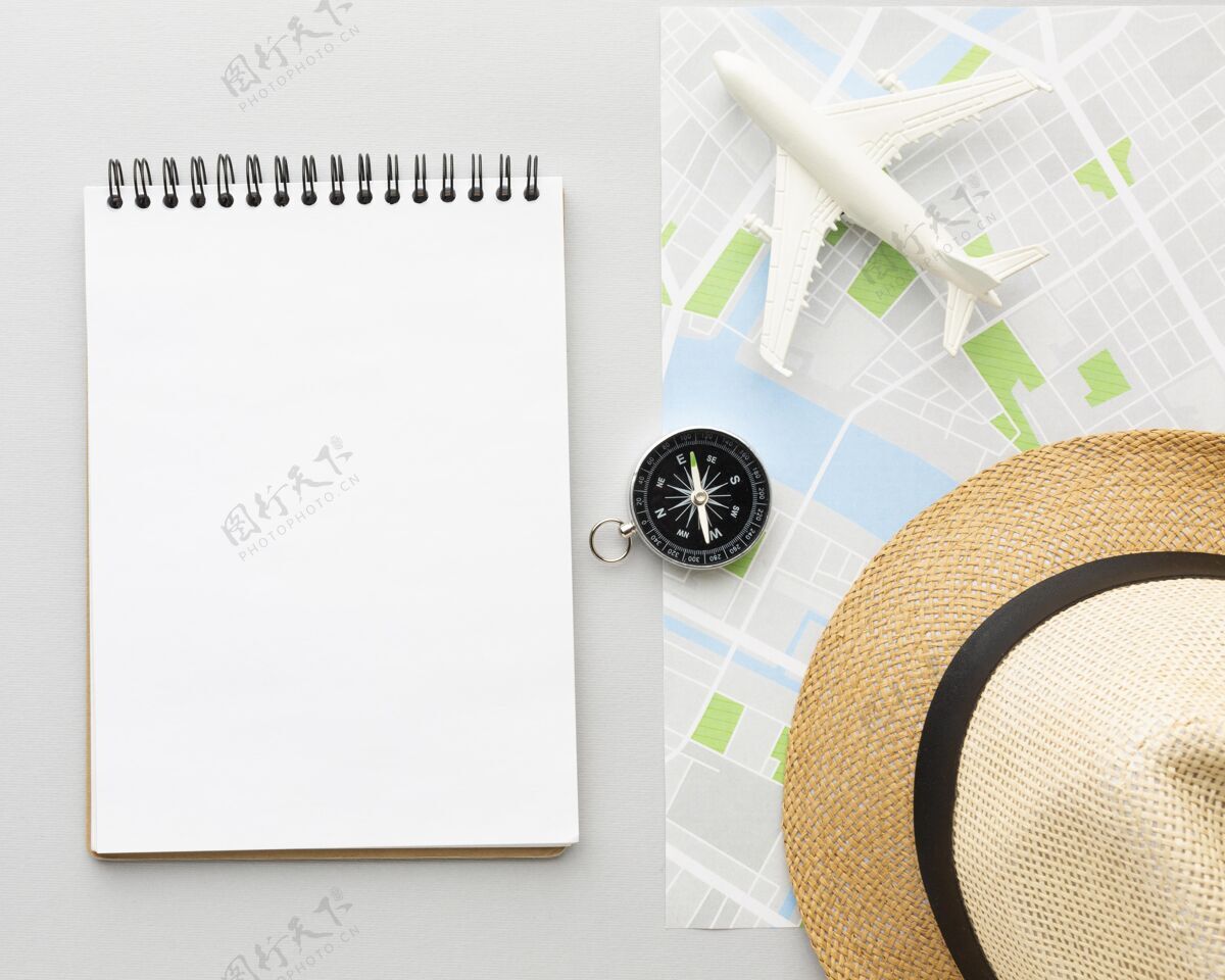 旅游平铺笔记本和帽子的安排旅游顶视图排列