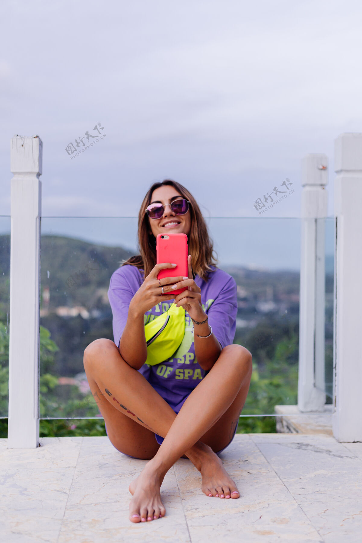 户外时尚写真时尚的年轻欧洲适合晒黑女人在紫色长衬衫礼服太阳镜衣服肖像异国情调