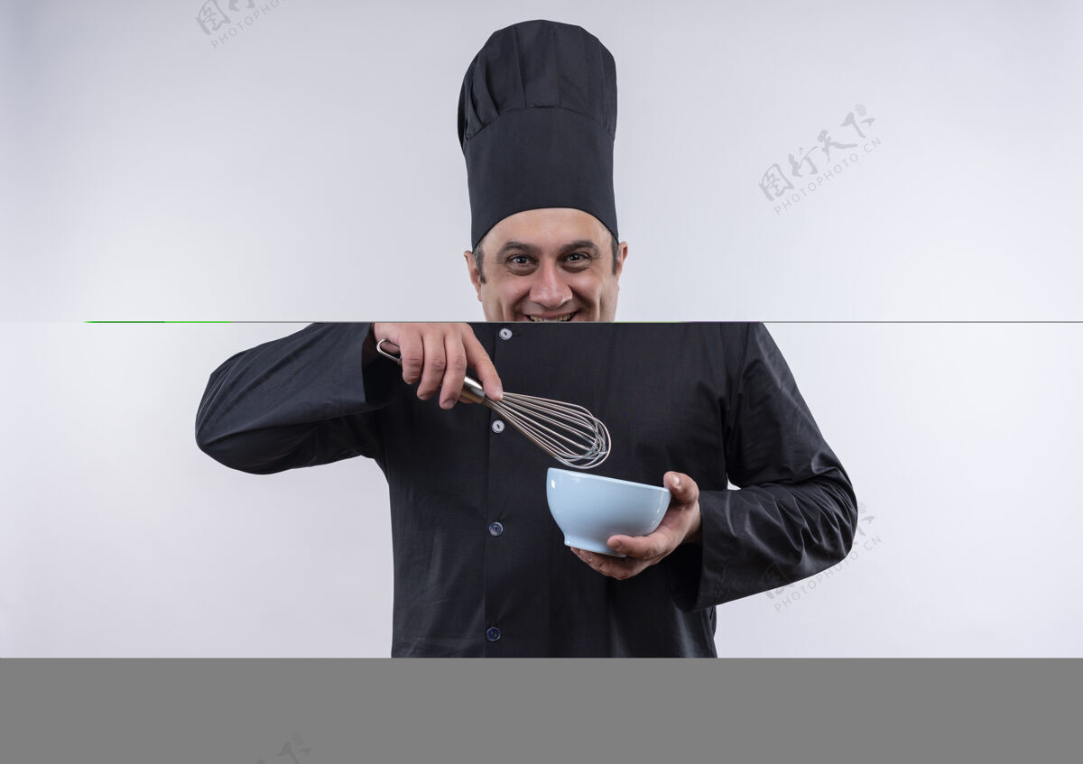 男微笑的中年男厨师 身着厨师制服 手里拿着面团和碗厨师厨师拿着