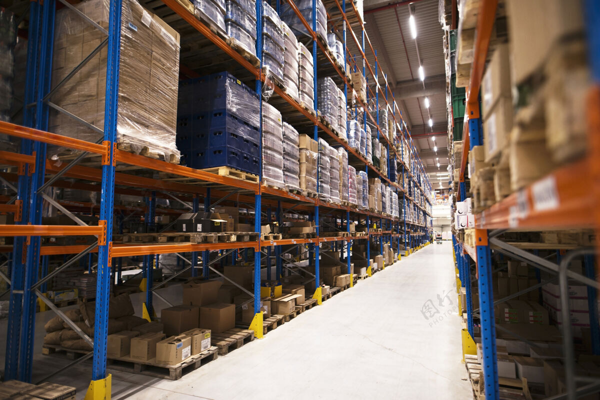 责任大型配送仓库的内部 货架上堆满了调色板和准备上市的商品大型货架叉车