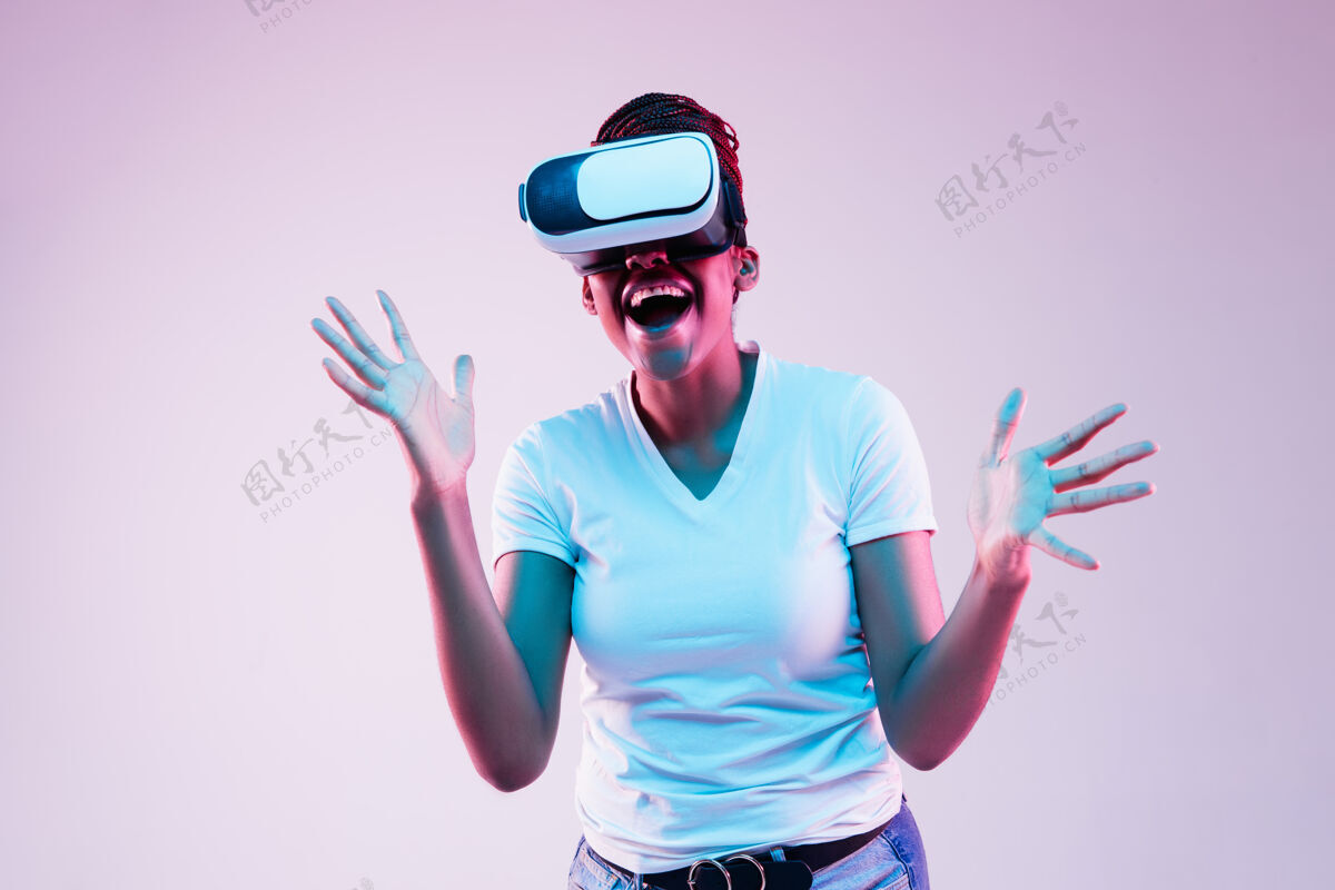 美年轻女子戴着vr眼镜在霓虹灯下玩的写真现实科技情绪