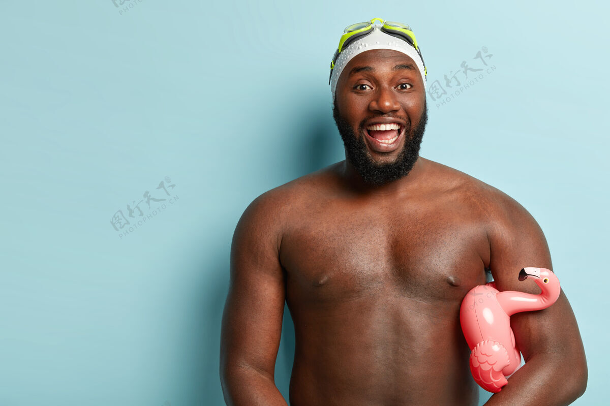 裸体快乐的运动型男人皮肤黝黑 笑着露出洁白的牙齿不刮胡子男性爱好