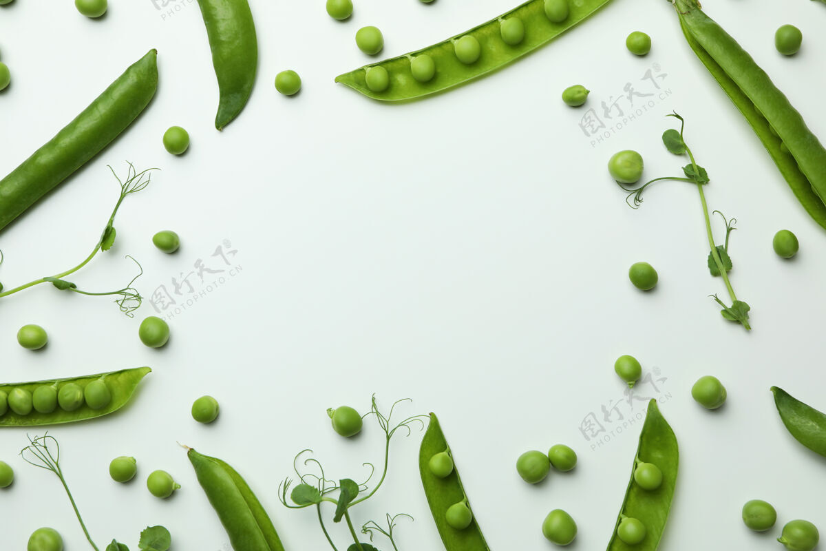 豌豆绿色的豌豆荚 白色的种子和嫩枝饮食素食蔬菜
