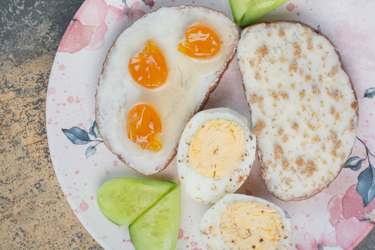 食物早餐盘 大理石表面有面包和鸡蛋甜食面包视图