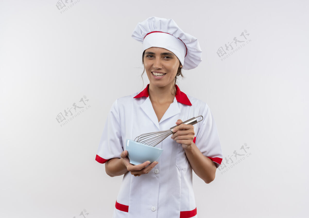 厨师面带微笑的年轻女厨师穿着厨师制服拿着打蛋器和碗 有复印空间厨师碗搅拌