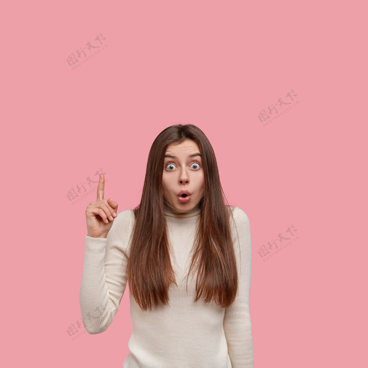 摆姿势情绪惊讶的黑发女子用食指指着 从惊讶中张嘴Omg可怕惊讶