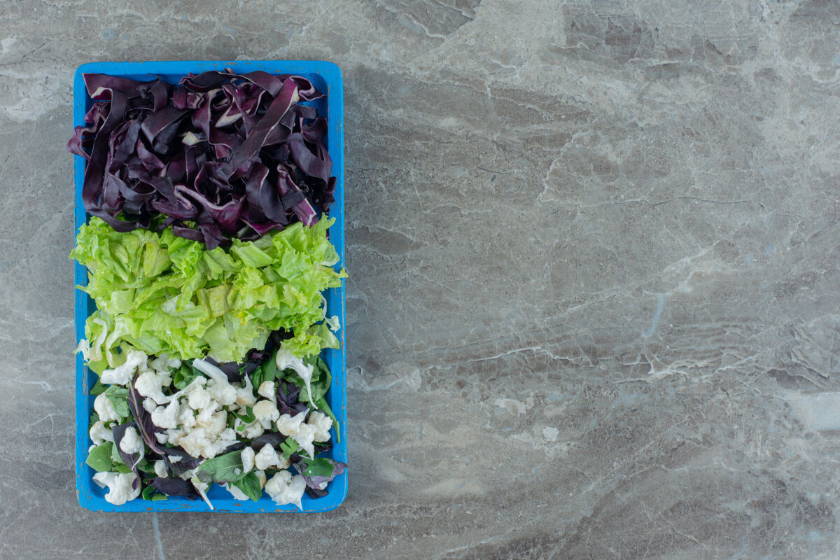 营养一盘切碎的卷心菜 花椰菜和苋菜放在大理石上顶部视图拼盘花椰菜