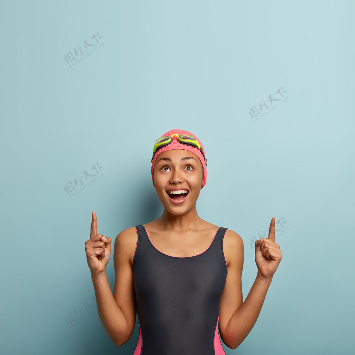身体快乐的黑皮肤女性的垂直照片喜欢爱好和夏天积极休息 穿着泳装个性指点教练