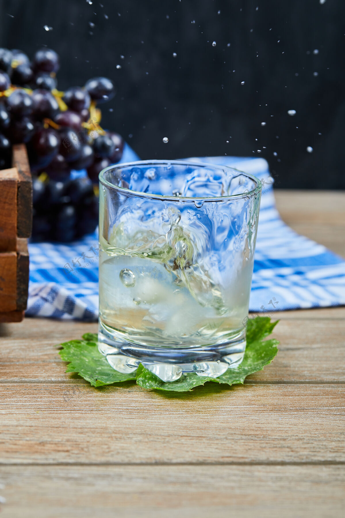 叶一杯白葡萄酒放在木桌上 上面放着葡萄高质量的照片饮料葡萄饮料