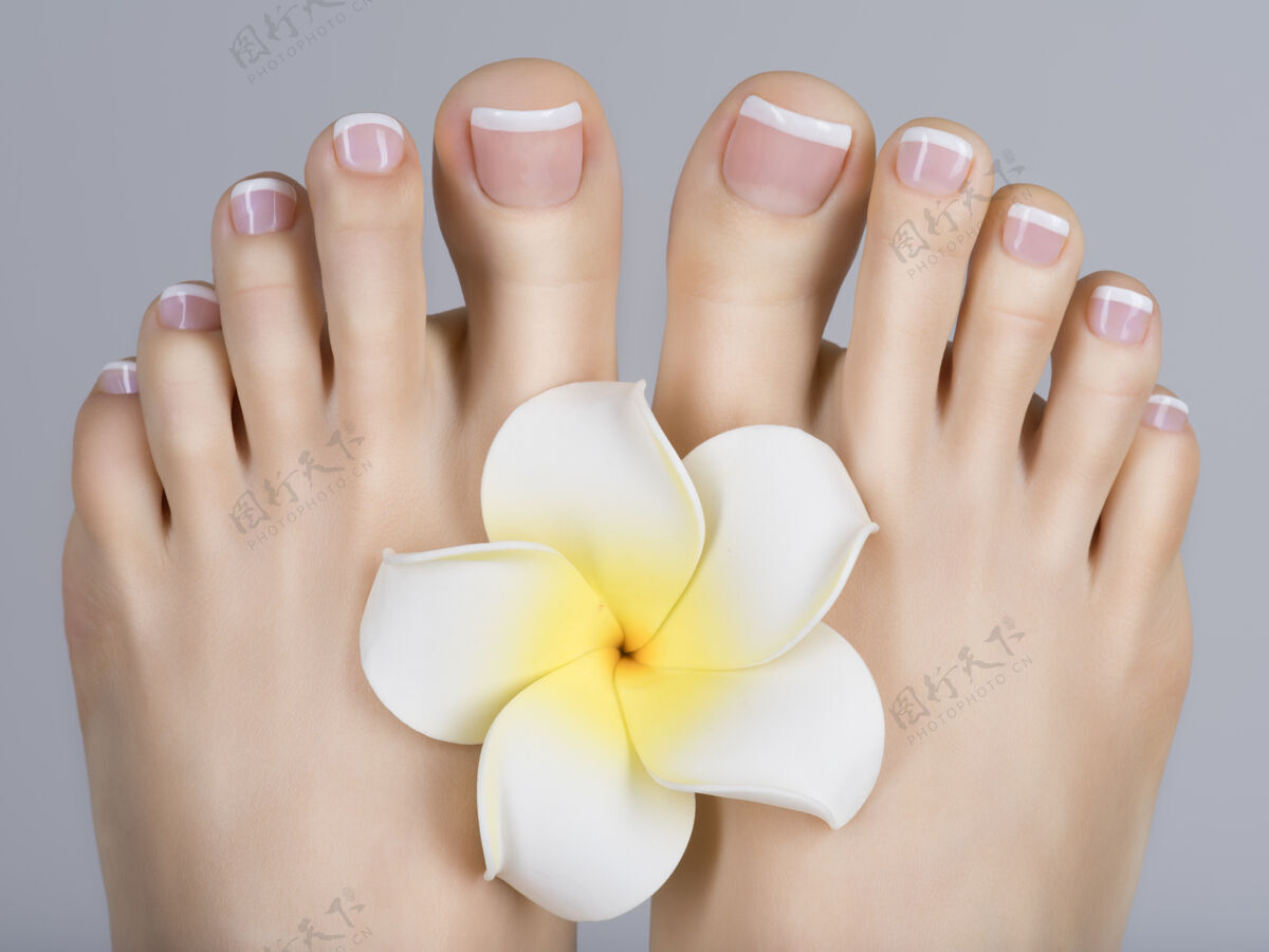 宠爱特写照片的一个女性脚与白色法国足疗指甲足部宠爱水疗