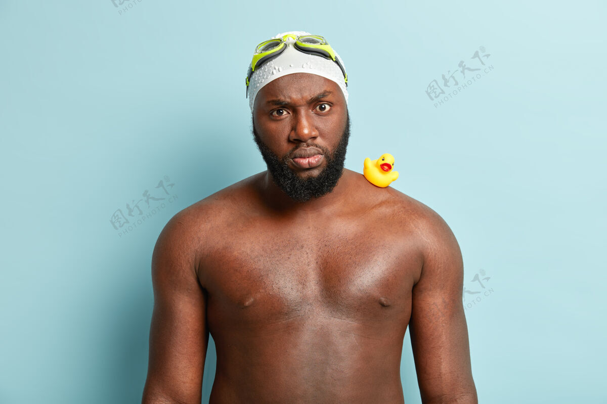 运动强壮的黑皮肤男性旅行者在度假胜地度过暑假橡胶严肃躯干