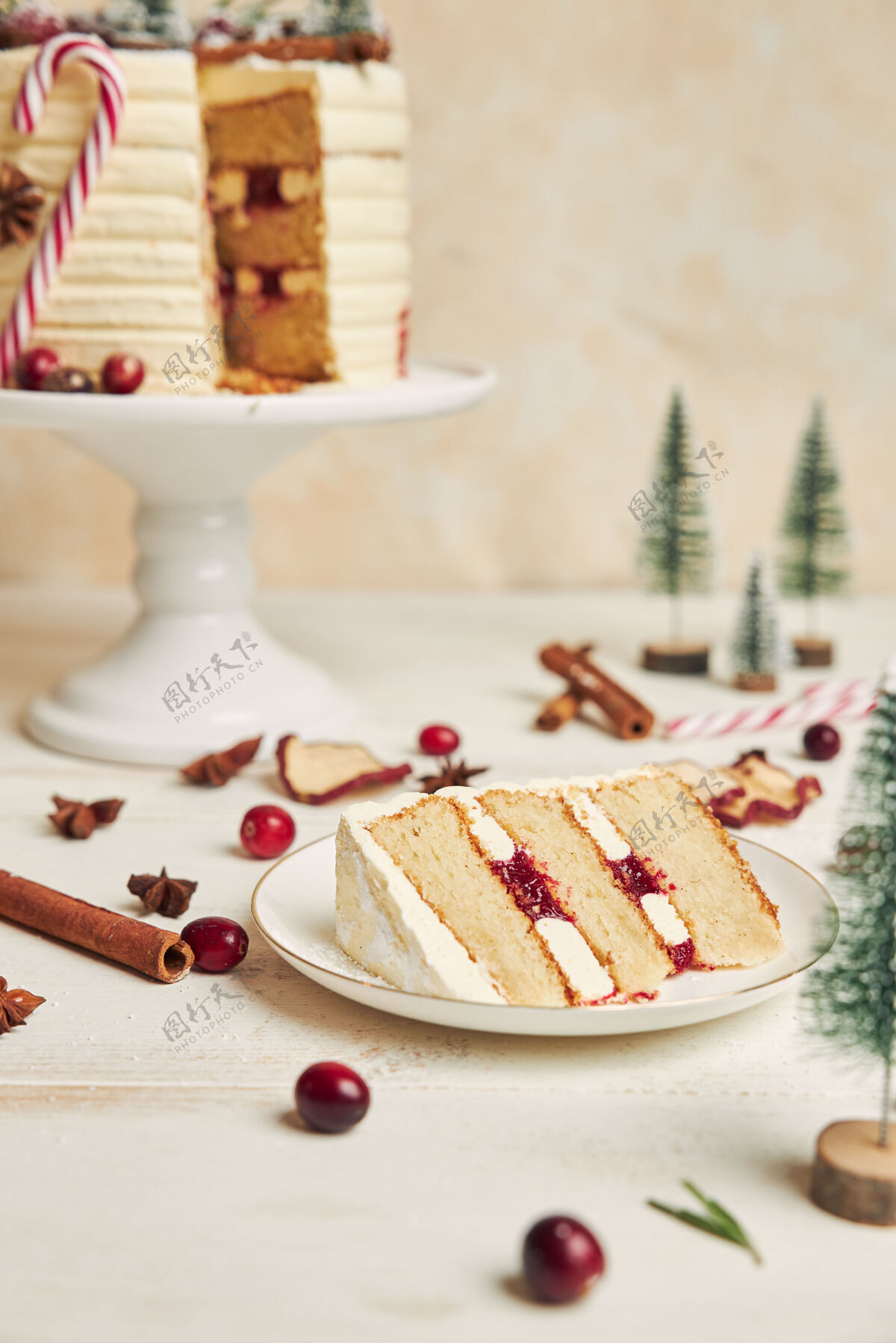 糖在盘子上放一片饼干和一层奶油 后面放一块蛋糕圣诞节奶油冬天
