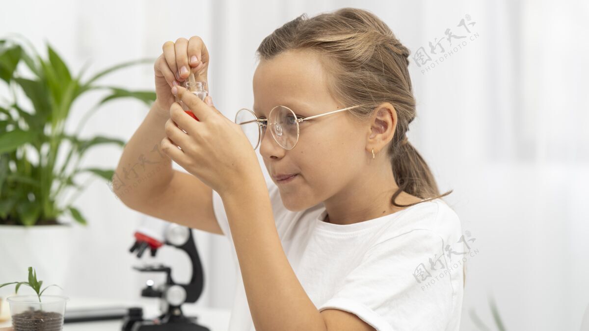 乐趣女孩用显微镜学习科学的侧视图教育学习水平