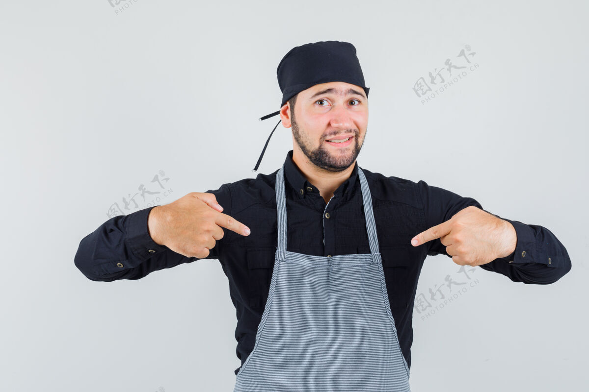 准备男厨师穿着衬衫 围裙指着自己 表情尴尬 正面照厨师厨房餐厅