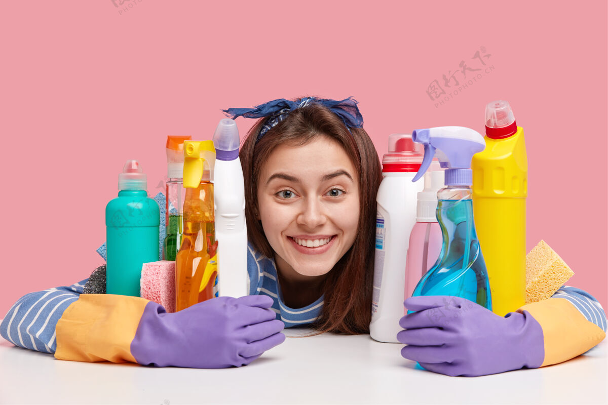 家务喜笑颜开的女人头像 友好的样子 用洗衣粉抱瓶子 戴手套 洗碗 打扫厨房高兴牙齿化学