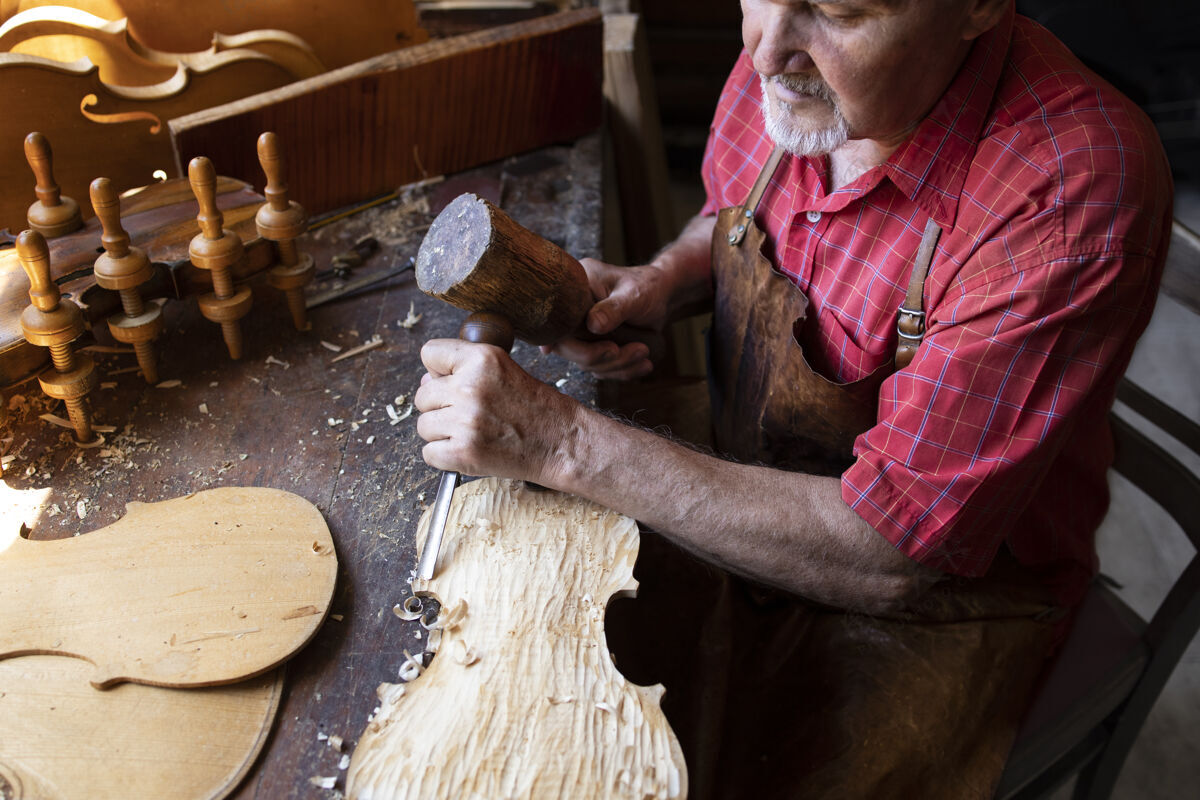 木匠一位经验丰富 头发花白的高级木匠在木工车间里做他的工作工艺工具大师