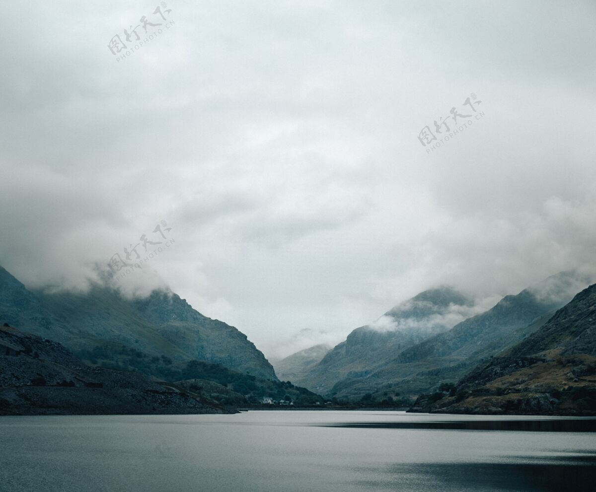 自然拍摄美丽的湖泊 背景是雾蒙蒙的群山户外天山