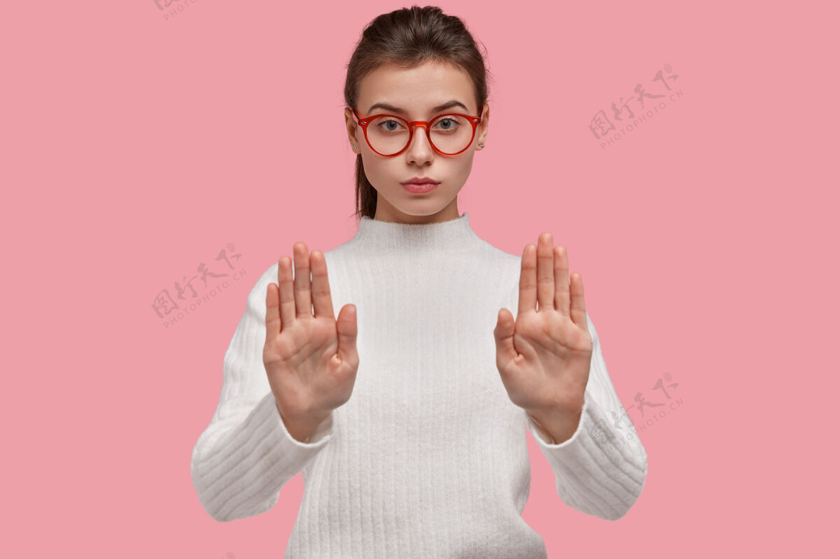 女性禁止非法闯入严肃迷人的女性把手伸向镜头 显示停止手势 拒绝某事 戴眼镜女士禁止停止