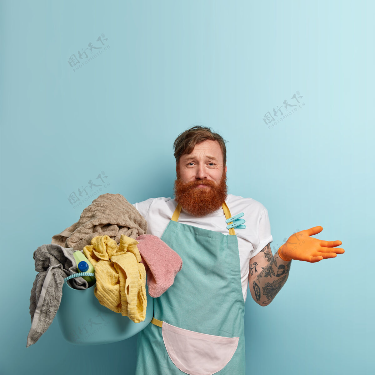 洗衣粉竖直拍摄的不知情的红发男子不能选择洗衣粉洗衣服脸盆洗红发